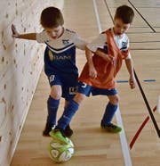 Vereinsinternes Duell um den Ball dieser Eschen/Mauren-Spieler.