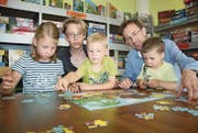Auch die Familie ist ihm wichtig: Kandidat Roman Habrik mit Frau Bettina und den Kindern Anina, Joël sowie Yves (von links) in der Ludothek. (Bild: Simon Dudle)