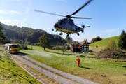 Der Transporthelikopter fliegt im Rahmen eines VUM-Einsatzes (Unterstützung von zivilen Anlässen mit Armeemitteln) Holz aus dem Eichenbachtobel bei Lutzenberg. (Bild: Rudolf Hirtl)