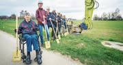 Freuen sich über den Baustart: Die Beteiligten, angeführt von Landbesitzer Walter Häberlin und der Gemeindepräsidentin Fabienne Schnyder, posieren fürs Foto. (Bild: Andrea Stalder)