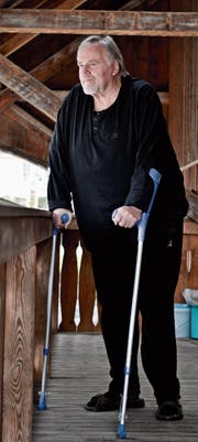 Peter Deubelbeiss ist nach einer Querschnittlähmung durch hartes Training wieder auf die Beine gekommen. (Bild: Donato Caspari)