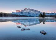 Diese Aufnahme machte der Fotograf David Halter in Kanada. Sie zeigt den Mount Rundle, wie er sich im See spiegelt. (Bild: David Halter)