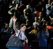 Roger Federer verabschiedet sich nach seinem grossen Comeback-Jahr vom Publikum. (Bild: Tim Ireland/AP)