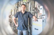 Der Thurgauer Beat Müller entwickelt und produziert in Plons Filter gegen den Feinstaub von Holzfeuerungen. (Bild: Daniel Ammann)