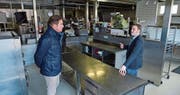 Der Weinfelder Gemeindeschreiber Reto Marty und Hotelier Beat Engel in der Küche des Kongresszentrums Thurgauerhof. (Bild: Mario Testa)