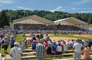 Die Tribünen in Wattwil, hier Wald 2015, werden nicht überdacht sein. Eingefleischte Schwingerfreunde sind allerdings wetterfest. (Bild: Beat Lanzendorfer)