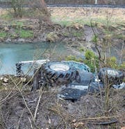 Der Traktor eines 47-Jährigen rutschte gestern in den Binnenkanal und musste mit dem Kran geborgen werden. (Bilder: Kapo)