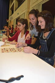 Priska Balmer, Jaël Balmer und Raika Heinings nutzen den Lottomatch als Mädelsabend. (Bild: Desirée Müller)