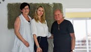 Orfea Mittelholzer (links), Lothar Eugster und Galeristin Michelle Steiner stehen vor einer der vielen Zeitungsskulpturen. (Bild: Sara Leu)