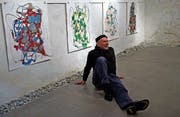 Flächen, Formen, Linien: Villareno De Toffol vor seinen Bildern im Keller der Stadtgalerie Baliere. (Bild: Dieter Langhart)