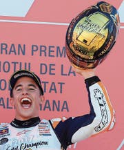 Marc Marquez steht in Valencia zwar nicht zuoberst auf dem Podest. Er kann jedoch seinen WM-Titel feiern. (Bild: Alberto Saiz/AP)