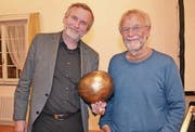Der Pfarrer vom Zürcher Grossmünster, Christoph Sigrist (links), mit einer in der Klangschmiede geschaffenen Schelle und der Musiker und Komponist Peter Roth. (Bild: Adi Lippuner)