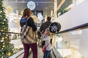 Die grosse Rabattschlacht: Auch in der Shopping Arena wird der Black Friday begangen. (Bild: Hanspeter Schiess)
