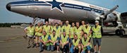 Die muntere Schar genoss das spannende Erlebnis am Flughafen. (Bild: PD)