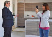 Werner Fleischmann und Barbara Zingg testen «Facebook» live. (Bild: pd)