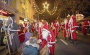 Wer ein Sprüchli aufsagt, wird von den Chläusen mit Mandarinli, Nüssli und Biberli belohnt. (Bilder: Urs Bucher)