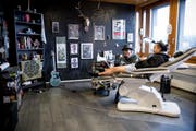Wie viele Tattoos Jane Lutz ihren Kunden insgesamt schon gestochen hat, entzieht sich ihrer Kenntnis. (Bild: Mareycke Frehner)