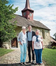 Sie tragen schon seit Jahren Sorge zur Kapelle Gerlikon: Messmerin Maya Kübler, Pfarrer Christian Herrmann und Vize-Messmerin Verena Meier. (Bilder: Reto Martin)