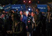 Die alte und neue Premierministerin Erna Solberg, umgeben von Unterstützern. (Bild: Heiko Junge/EPA (Oslo, 11. September 2017))