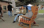 Geschichten erzählen im Schaukelstuhl: Mark Riklin hört einer Frau zu, die mitten auf dem Bahnhofplatz in Romanshorn von einem besonderen Erlebnis mit ihrem Vater erzählt. (Bild: Michèle Vaterlaus)