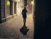 Bei einem mulmigen Gefühl spätnachts in der einsamen Gasse kann ein Anruf Sicherheit vermitteln. (Bild: Michel Canonica)