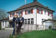 Brigitte und Karl Svec vor dem alten Schulhaus Räuchlisberg, das seit dem 1. April ihnen gehört. (Bild: Reto Martin)