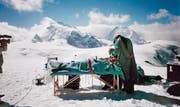 Keine Notoperation an einem verunglückten Bergsteiger, sondern ein Facelifting auf dem Längfluh-Gletscher. Der im Februar dieses Jahres verstorbene plastische Chirurg Urs Burki fürchtete gefährliche Keime in herkömmlichen Operationssälen und verlegte deshalb viele Operationen unter den freien Himmel. (Bild: PD)