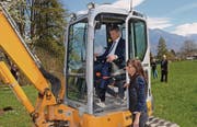 Bauchef Willi Haag entfernt das erste Wiesenstück, beobachtet von Gesundheitschefin Heidi Hanselmann. (Bild: Hanspeter Thurnherr)