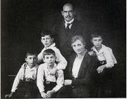 Clara und Fritz Sigrist-Hilty mit ihren vier Söhnen. Die drei Buben links sind Drillinge, einer starb im Kindesalter. (Bild: Nachlass AfZ (1923))