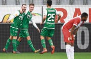 St. Gallens Neuzugang Runar Sigurjonsson (links) bejubelt mit Jasper van der Werff (Mitte) und Nassim Ben Khalifa das Siegestor. (Bild: Urs Lindt/Freshfocus)