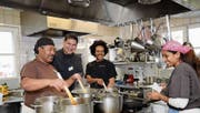Yemane, Küchen-Coach Stefan Hahn, Meharie und Amleset kochen ein Mittagsmenu in der «Traube». (Bild: Nana do Carmo (4.2.2014))