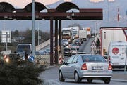 Verkehrsüberlastung bei der Zollbrücke Au-Lustenau. (Bild: Seraina Hess)