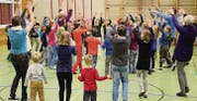 Mit einem Kreistanz wärmen sich die Mädchen und Buben in der Götighofer Turnhalle für die Filmpremiere auf. (Bild: Hannelore Bruderer)