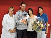 Gundula Hebisch, Leiterin der Frauenklinik, die glückliche Familie Schweizer und Hebamme Martha Vögeli. (Bild: Spital Thurgau AG/PD)