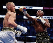 Floyd Mayweather (rechts) behielt auch gegen Conor McGregor seine weisse Weste. (Bild: Isaac Brekken/AP)