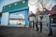 Übergabe vor dem Fischlädeli: Ruth und Wolfang Ribi sowie Fredy und Irene Fahrni. (Bild: Reto Martin)