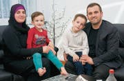 Imamin Minsire Musliji zusammen mit ihrem Ehemann Imam Irfan Musliji und den beiden Söhnen. (Bild: Heidy Beyeler)