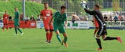 Schwerer Stand in der ersten Halbzeit: Noch kamen die Pässe in die Spitze auf Buchser Seite zu wenig präzis, so hatte der Doppeltorschütze Kevin Rohrer (MItte) gegen den gegnerischen Goalie zunächst das Nachsehen. (Bild: Robert Kucera)