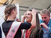 Der Moment der Krönung: Angela Stocker (links) setzt ihrer Nachfolgerin Marion Weibel die Krone auf. (Bild: Hanspeter Schiess)