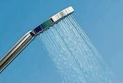 Mit neuer, sparsamer Duschbrause Wasser und Strom sparen. (Bild: pd)