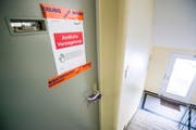 Im Parterre des Hauses an der Dorfstrasse 1 in Wagenhausen wurde ein Tötungsdelikt verübt. Die Polizei hat die Wohnung versiegelt. (Bild: Reto Martin)