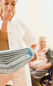 Auf diesem Symbolbild hilft eine Pflegerin einer Seniorin. Die Gemeinden wollen herausfinden, was es braucht, um im Dorf umsorgt älter zu werden. (Bild: fotolia)