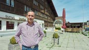 Fabio Sponchia ist im Auftrag der Zuger EPL Immo Holding AG für die «Krone» in Brülisau zuständig. Jetzt wollen die Besitzer das Hotel wieder loswerden. (Bild: Roger Fuchs)