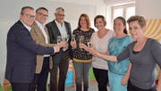 Strahlende Gesichter bei der Einweihung der Spielgruppenräume: von links die Kiwaner Reto Mayer, Martin Diem und Ernst Hagmann, anschliessend der Jupidu-Vorstand mit Nadia Cavelti, Manuela Wäspi, Andrea Steingruber und Claudia Altherr. (Bild: PD)