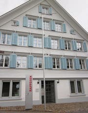 Das markante ehemalige Pfarrhaus am Kirchplatz von Wolfhalden diente ab 1978 der Gemeindesparkasse. 1999 hielt hier die Raiffeisenbank Einzug. (Bild: pe)