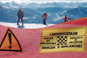 Die Lawinengefahr ist derzeit so gross, dass man sich nicht abseits gesicherter Pisten bewegen sollte. (Bild: Andree-Noelle Pot/KEY)