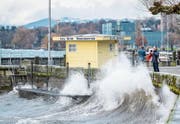 Der Dezember war am Bodensee überdurchschnittlich warm und sonnig. Gestern hat das Wetter aber gezeigt, dass es auch anders kann. Die Temperaturen sanken rasch, starker Wind liess den Bodensee gegen die Rorschacher Hafenmauern branden. (Bild: Urs Bucher)