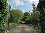 Einfahrt zum Schloss Eugensberg in Salenstein, wo Rolf Erb bis zu seinem Tod wohnte. (Bild: Reto Martin (Salenstein, 19. September 2013))