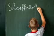 Insbesondere ausländische Eltern, die ihre Kinder nicht genügend und rechtzeitig anhalten, die deutsche Sprache zu erlernen, sollten mit finanziellen Konsequenzen für zusätzliche Sprachkurse rechnen müssen. So die Idee des Grossen Rates. (Bild: JOCKEL FINCK (AP)/Symbolbild)