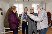 Autorin Esther Ferrari (Zweite von rechts) wohnte der Vernissage bei. (Bild: PD)